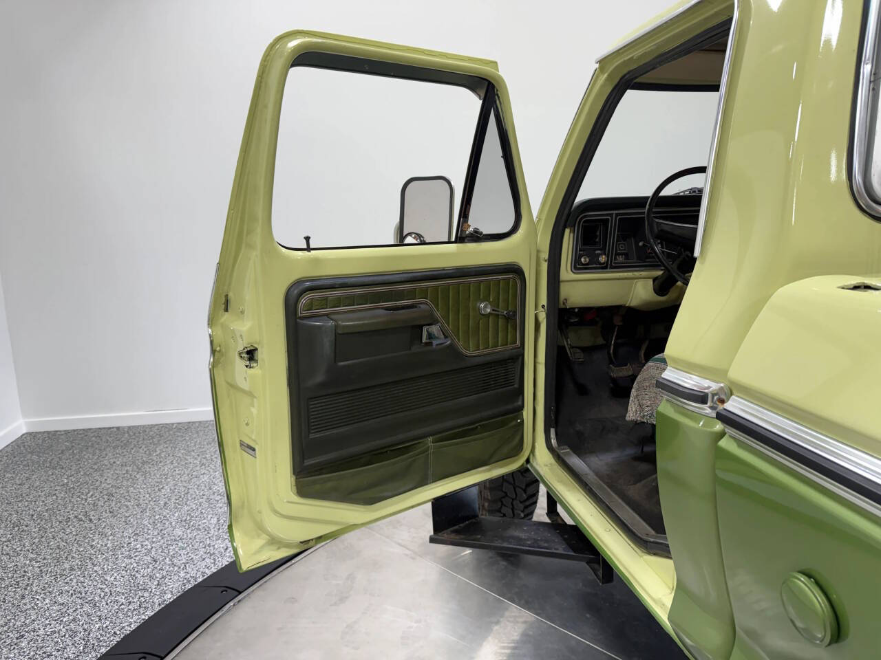 1976 Ford F-250 21