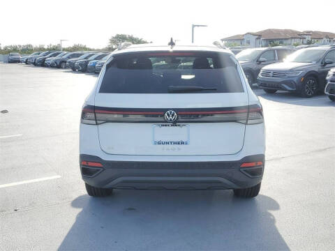 2025 Volkswagen Taos SE Black