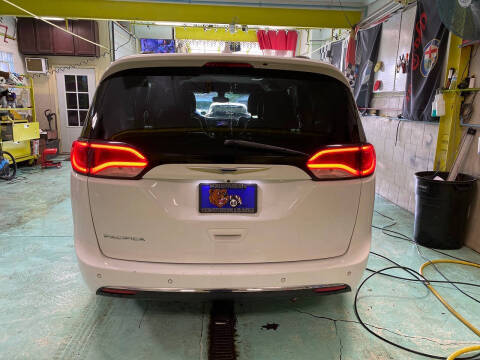 2017 Chrysler Pacifica Touring-L Plus