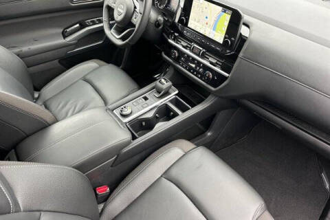 2025 Nissan Pathfinder SL