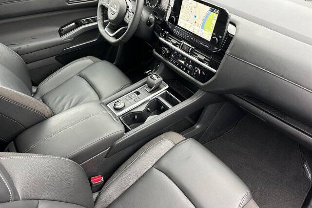 2025 Nissan Pathfinder SL