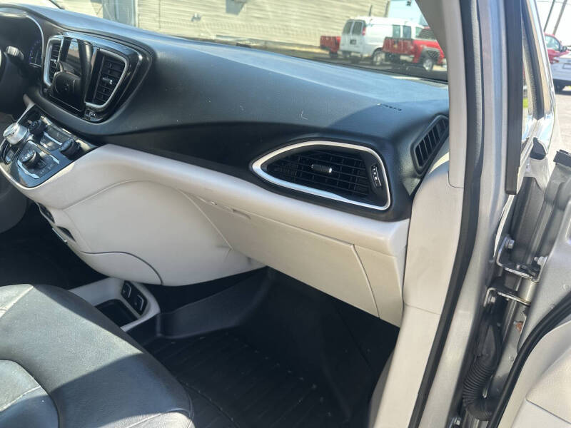 2017 Chrysler Pacifica Touring-L