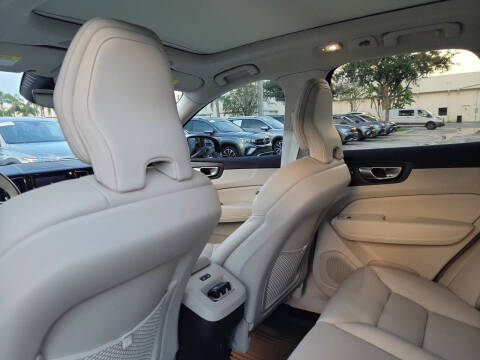 2023 Volvo XC60 B5 Plus Dark Theme