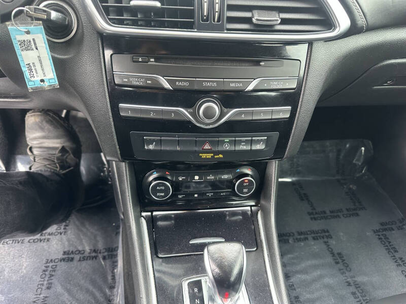 2017 Infiniti QX30 Premium