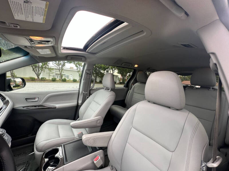 2017 Toyota Sienna XLE 8-Passenger