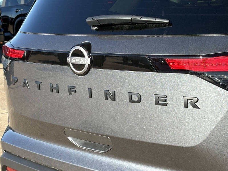 2025 Nissan Pathfinder SV