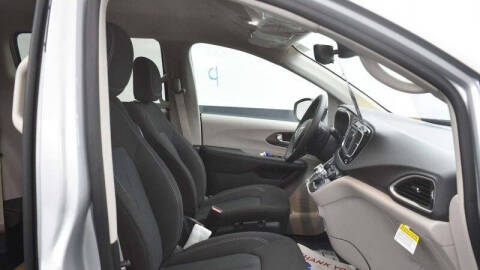 2024 Chrysler Voyager LX