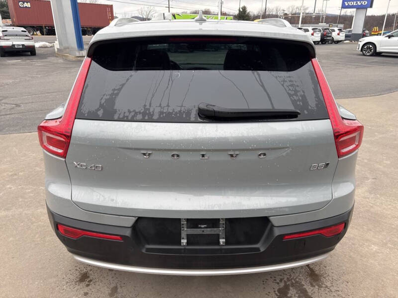 2025 Volvo XC40 B5 Core Bright Theme