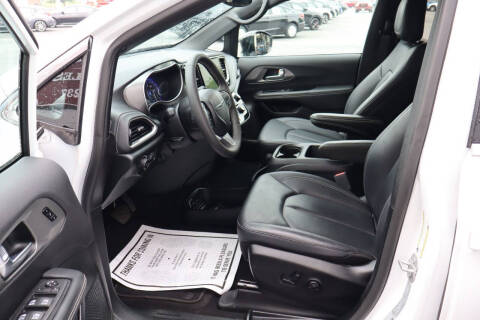 2025 Chrysler Pacifica Select