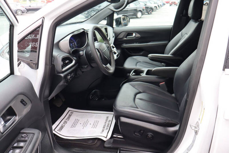 2025 Chrysler Pacifica Select