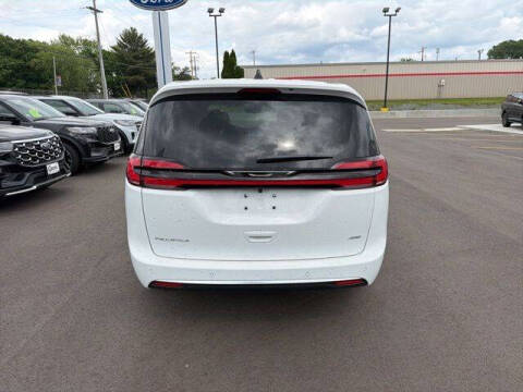 2027 Chrysler Pacifica Select