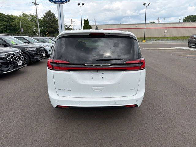 2027 Chrysler Pacifica Select