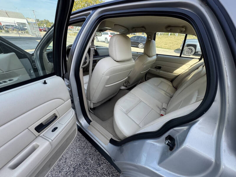 2007 Ford Crown Victoria LX photo 9