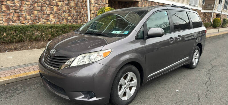 2017 Toyota Sienna LE's photo
