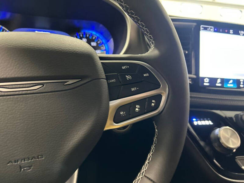 2027 Chrysler Pacifica Select