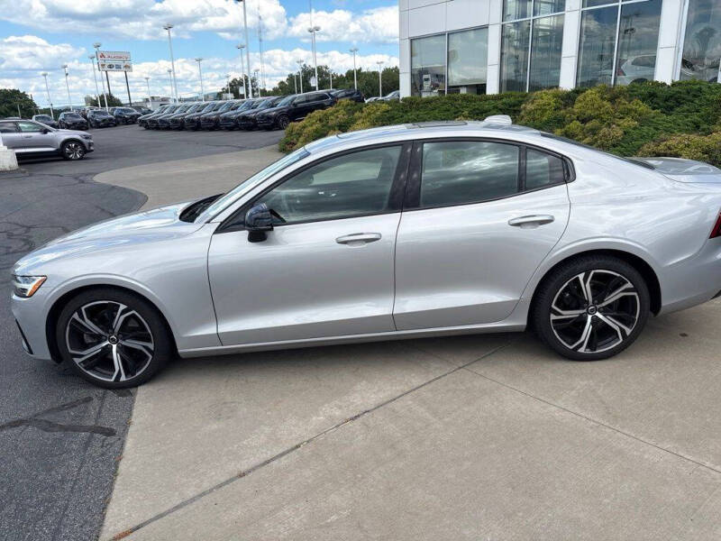 2024 Volvo S60 B5 Core Dark Theme