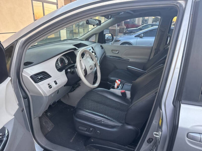 2011 Toyota Sienna SE 8-Passenger