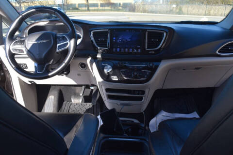 2017 Chrysler Pacifica Touring-L