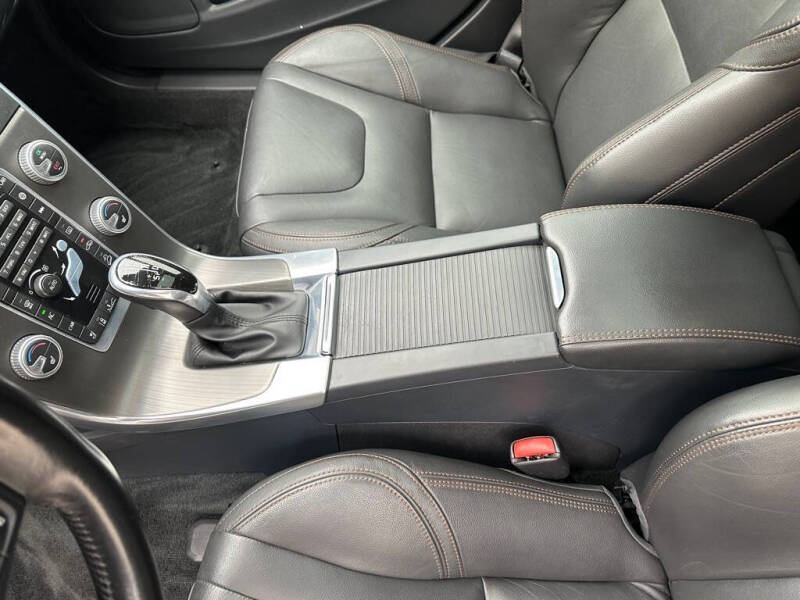 2016 Volvo V60 Cross Country T5 Platinum