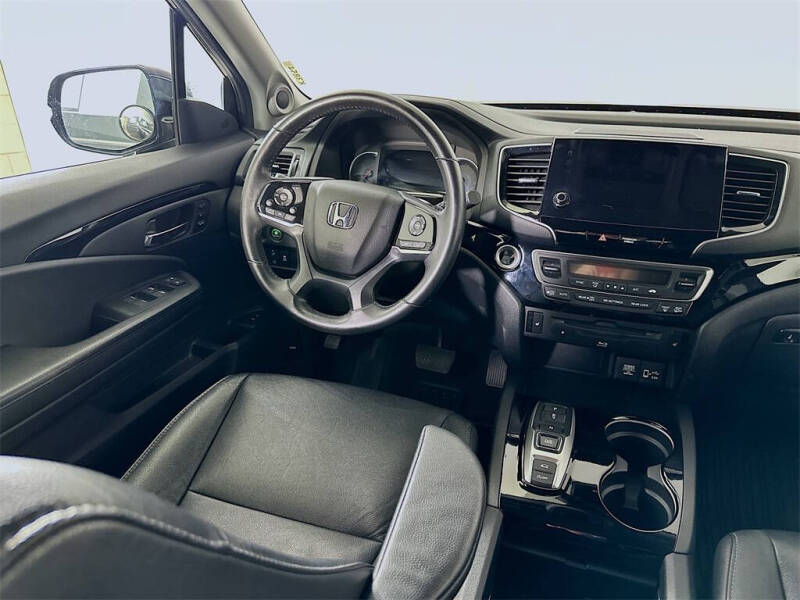 2019 Honda Pilot Touring w/Rear Captain's Chairs