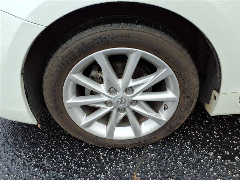 2013 Toyota Prius v Five