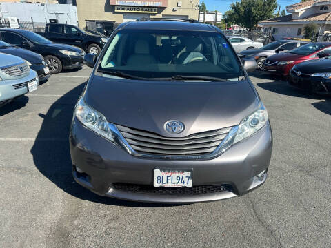 2014 Toyota Sienna XLE 8-Passenger
