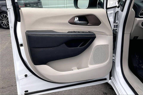 2023 Chrysler Voyager LX