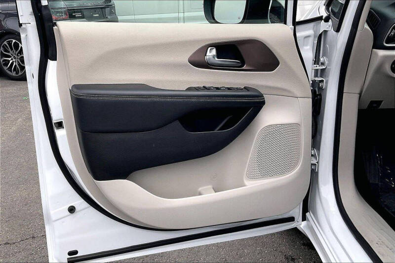 2023 Chrysler Voyager LX