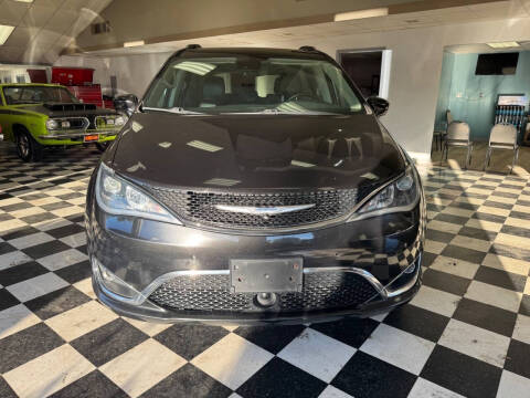 2017 Chrysler Pacifica Touring-L Plus