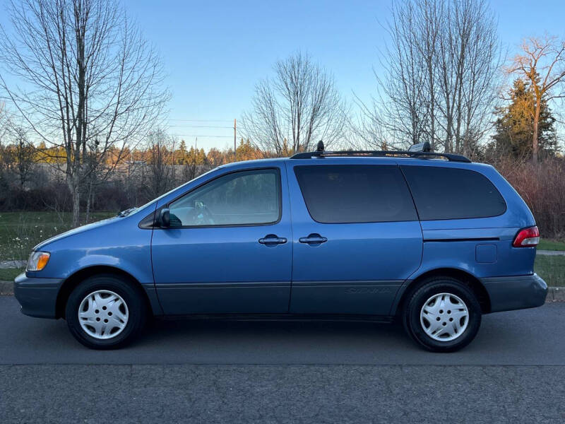 2002 Toyota Sienna for sale at CLEAR CHOICE AUTOMOTIVE in Milwaukie OR