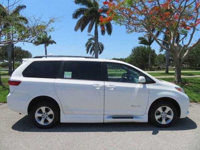 2016 Toyota Sienna LE Mobility 7-Passenger