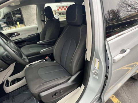 2022 Chrysler Voyager LX