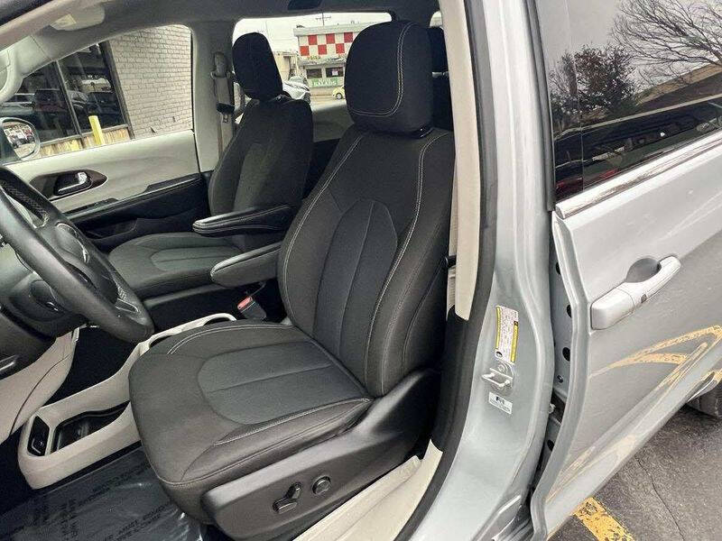 2022 Chrysler Voyager LX