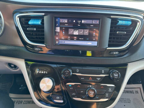 2023 Chrysler Voyager LX