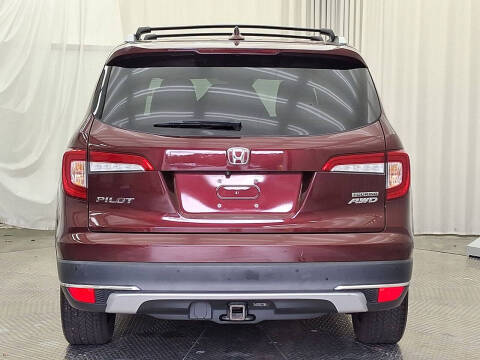 2019 Honda Pilot Touring w/Rear Captain's Chairs
