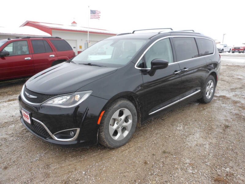 2017 Chrysler Pacifica Touring-L Plus's photo