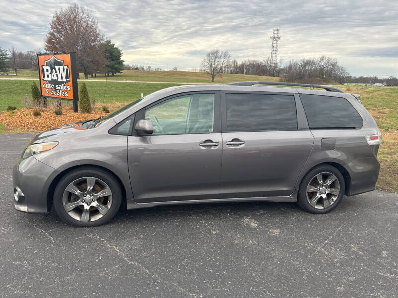 2011 Toyota Sienna SE's photo