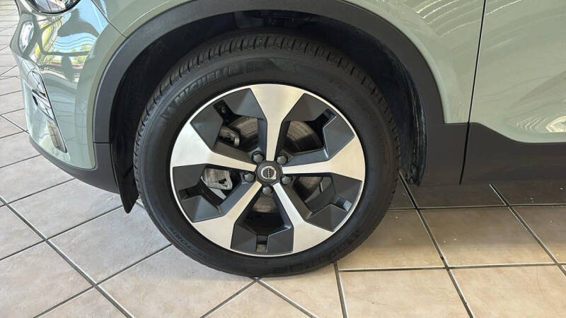 2024 Volvo XC40 B5 Core Dark Theme