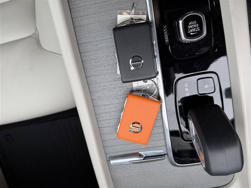 2024 Volvo XC60 B5 Plus Dark Theme