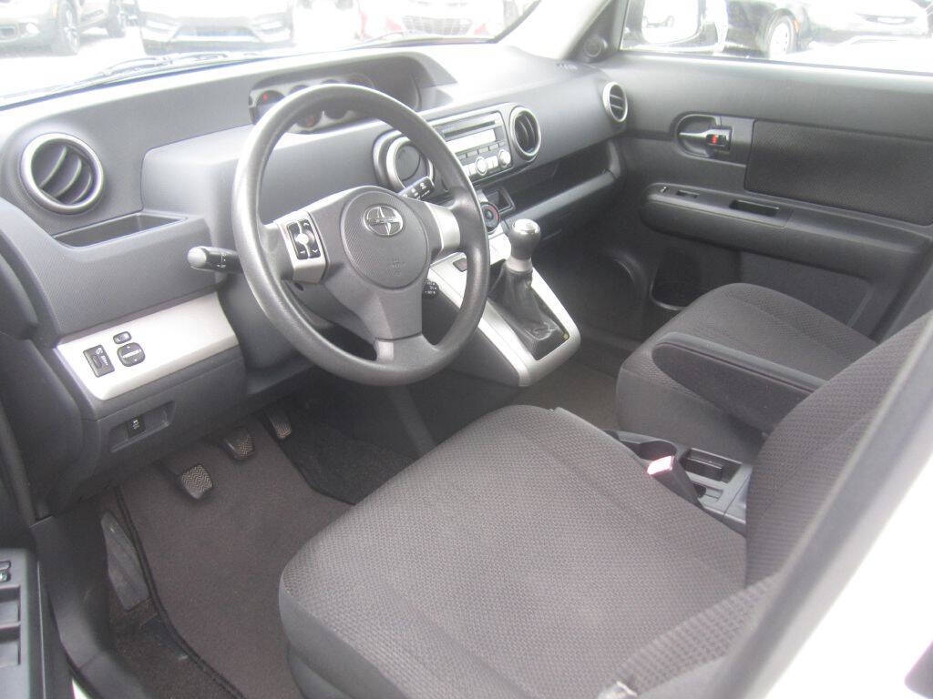 White 2009 Scion xB Base Base 4dr Wagon 4A 6