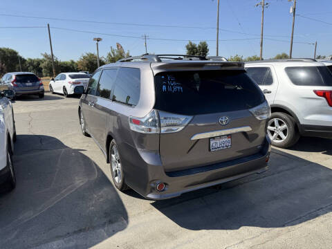 2013 Toyota Sienna SE 8-Passenger
