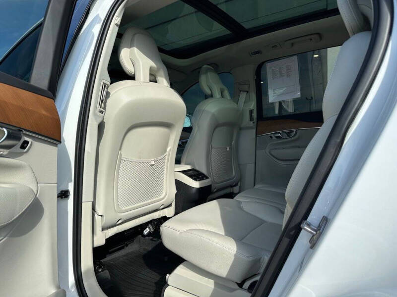 2022 Volvo XC90 T6 Momentum 7-Passenger