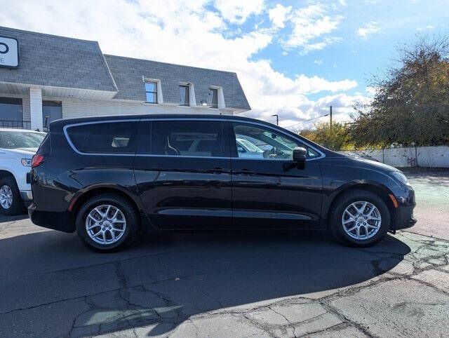 2022 Chrysler Voyager LX