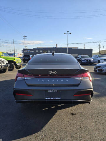 2024 Hyundai Elantra SE