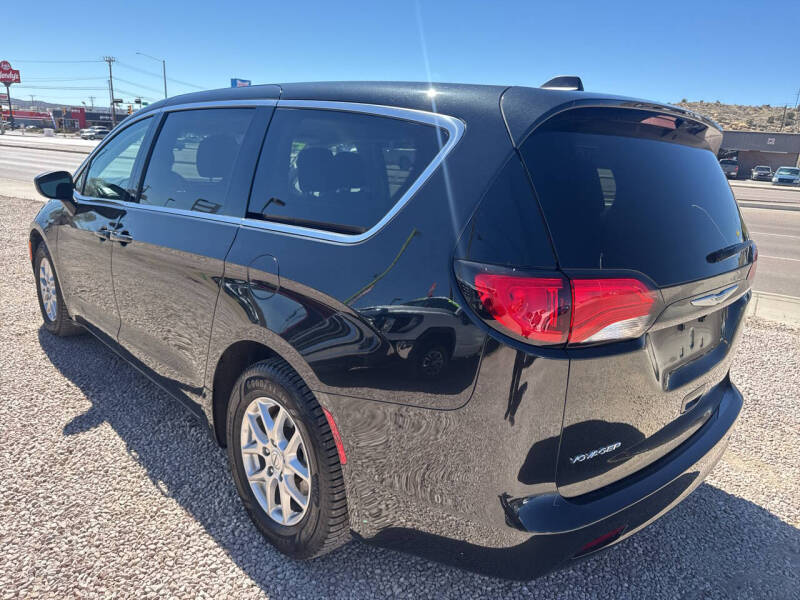 2024 Chrysler Voyager LX