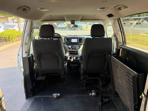 2022 Chrysler Voyager LX