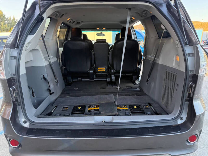 2014 Toyota Sienna SE 8-Passenger