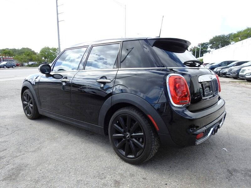 2017 MINI Hardtop Hatchback - $15,900