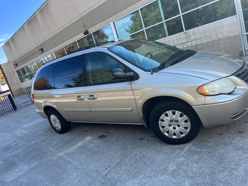 2006 Chrysler Town and Country for sale at Dalia Motors LLC in Winder GA