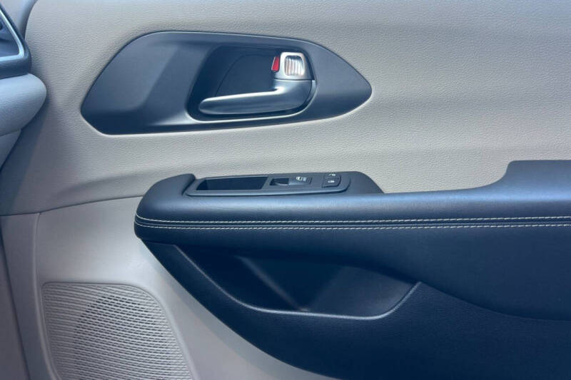 2024 Chrysler Pacifica Plug-In Hybrid Select
